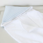 
                    
                      Toalla blanca con capucha y rayas azul celeste doblada-celeste
                    
                  