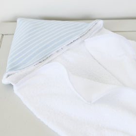 Toalla blanca con capucha y rayas azul celeste doblada-celeste