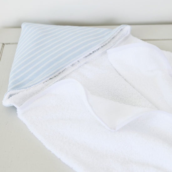 Toalla blanca con capucha y rayas azul celeste doblada-celeste