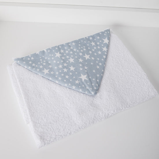 Toalla blanca con capucha gris estampada con estrellas blancas-