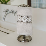 
                    
                      Toallita gris con encaje floral decorativo en soporte de metal-gris
                    
                  