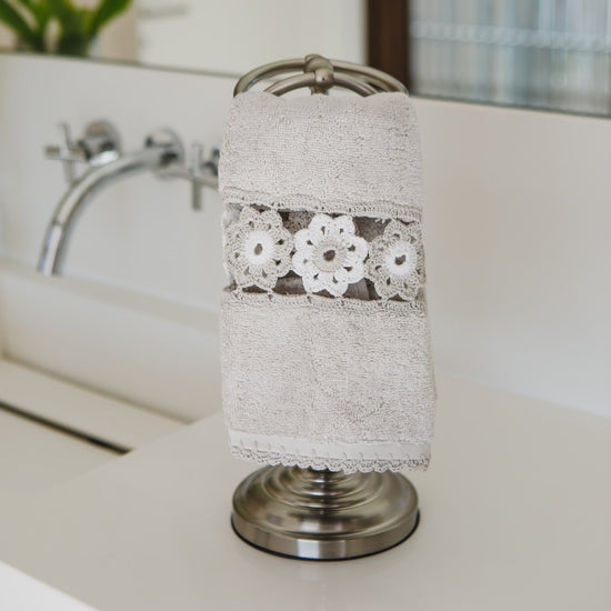 Toallita gris con encaje floral decorativo en soporte de metal-gris