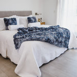 
                    
                      Manta azul texturizada sobre cama blanca con almohadas decorativas-azul
                    
                  