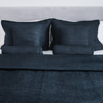 
                    
                      Cubrecama azul oscuro con almohadas decorativas en cama individual-azul
                    
                  