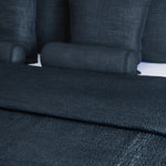 
                    
                      Cubrecama azul oscuro con cojines decorativos en cama-azul
                    
                  