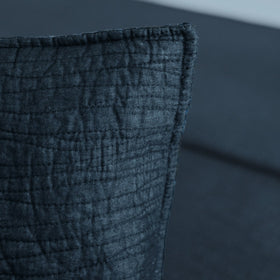 Funda de almohada Girona azul marino con textura acolchada y borde ribeteado-azul