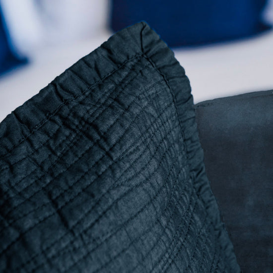 Detalle de textura de funda almohada azul con costura elástica-azul