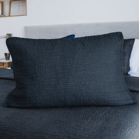Funda almohada Girona Traditional azul oscuro sobre cama-azul