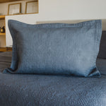 
                    
                      Funda de almohada Amalfi gris claro con patrón quilted sobre cama-gris-claro
                    
                  
