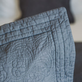 Funda de almohada Amalfi gris claro con diseño acolchado decorativo-gris-claro