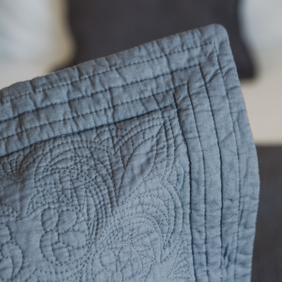 Funda de almohada Amalfi gris claro con diseño acolchado decorativo-gris-claro