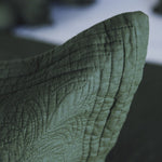 
                    
                      Detalle de funda de almohada Amalfi color verde con costuras decorativas-verde
                    
                  
