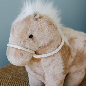 Peluche caballo marrón claro con crines blancas y rienda blanca-marron