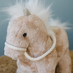 Peluche de llama bebé marrón claro con orejas blancas y cabestro-marron