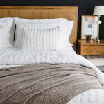 
                    
                      Cama con funda edredón blanca textura waffle y almohadas decorativas-blanco
                    
                  