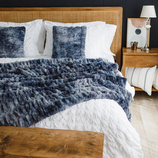 Cama con funda edredón waffle azul marino, almohadas y mesita de noche-blanco