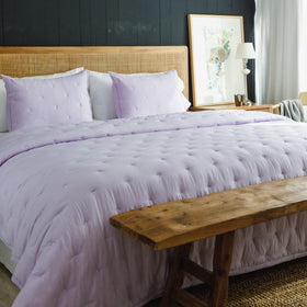 Cama con cubrecama acolchado lila y almohadas a juego-lila