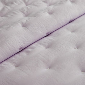 Cubrecama acolchado lila con textura tufted y pliegues suaves-lila