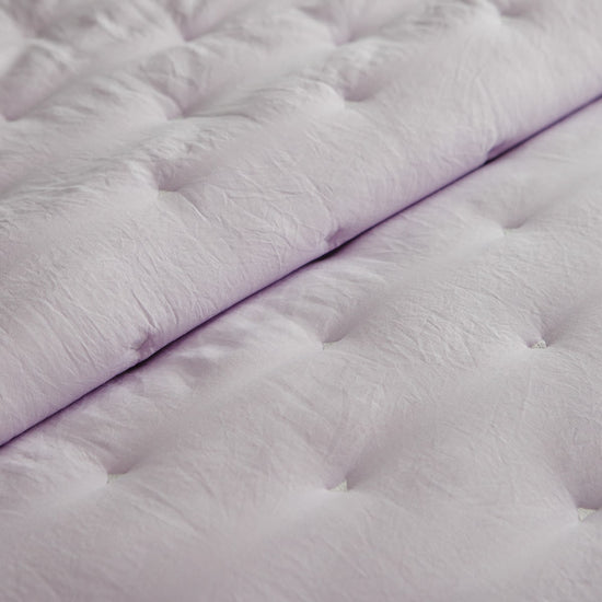 Cubrecama acolchado lila con textura tufted y pliegues suaves-lila