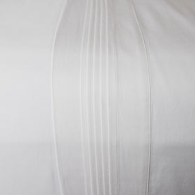 Juego de sábanas blancas con pliegues y textura de hilos finos-blanco