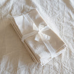
                    
                      Pack de cuatro servilletas blancas de tela lisas atadas con cinta-liso
                    
                  
