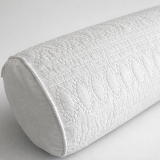 Rollo de papel higiénico blanco suave texturizado sobre fondo gris-blanco