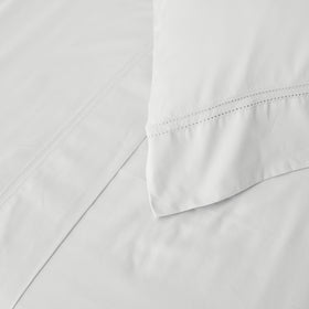 Funda de almohada blanca con detalles de costura y acabados elegantes-blanco