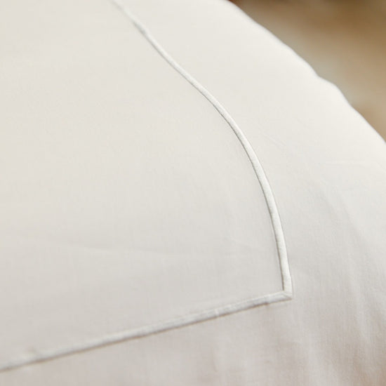 Detalle de funda de edredón blanca con festón y costura visible-blanco