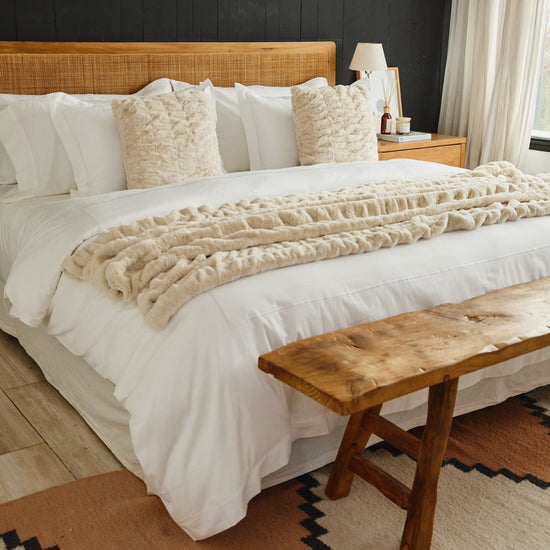 Cama con funda edredón blanco y festón beige decorativo-blanco