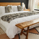 
                    
                      Cama con funda de edredón blanca y festón gris texturizado-blanco
                    
                  