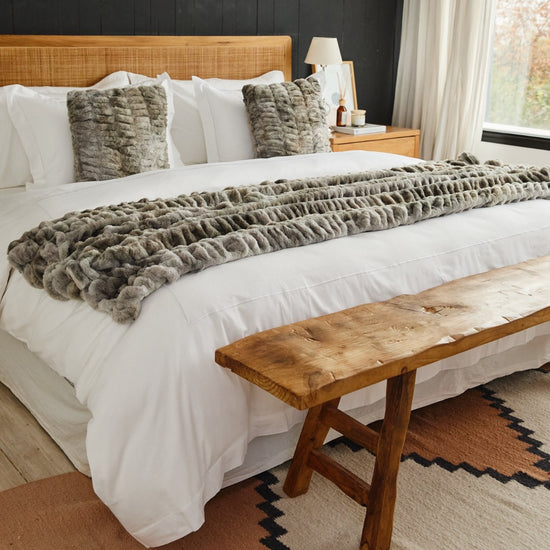 Cama con funda de edredón blanca y festón gris texturizado-blanco