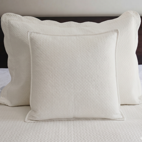 Funda de almohada blanca Stockholm con bordes rectos en cama-natural