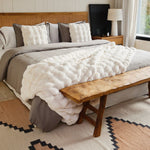 
                    
                      Cama con funda edredón gris Sanderson y banco de madera rústico-gris
                    
                  