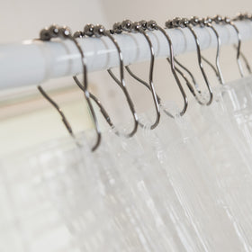 Ganchos metálicos plateados para cortina de baño en barra blanca-plateado