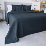 
                    
                      Cubrecama Girona Traditional azul oscuro en cama con almohadas-azul
                    
                  