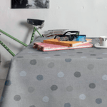 
                    
                      Mantel gris con lunares sobre mesa con libros y gafas-gris
                    
                  