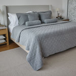 
                    
                      Cama con cubrecama acolchado gris, almohadas y cojines decorativos-gris
                    
                  