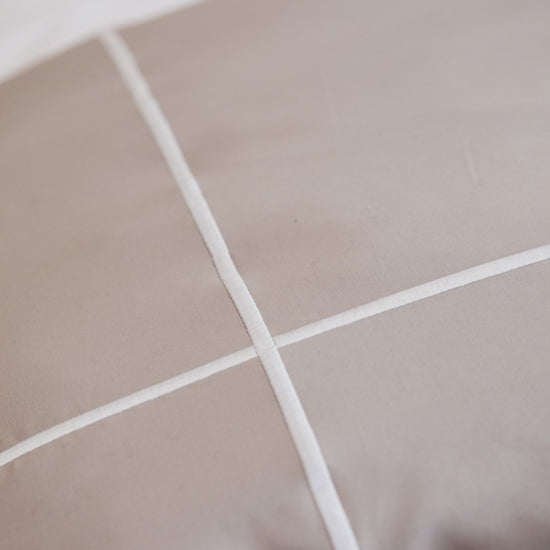Funda de edredón gris con festones y detalles en hilo blanco-gris
