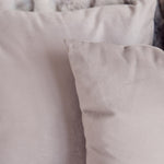 
                    
                      Almohada de color beige con textura de tela suave y arrugada-
                    
                  