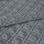 
                    
                      Detalle texturizado de cubrecama Manchester gris con patrón acolchado-gris
                    
                  