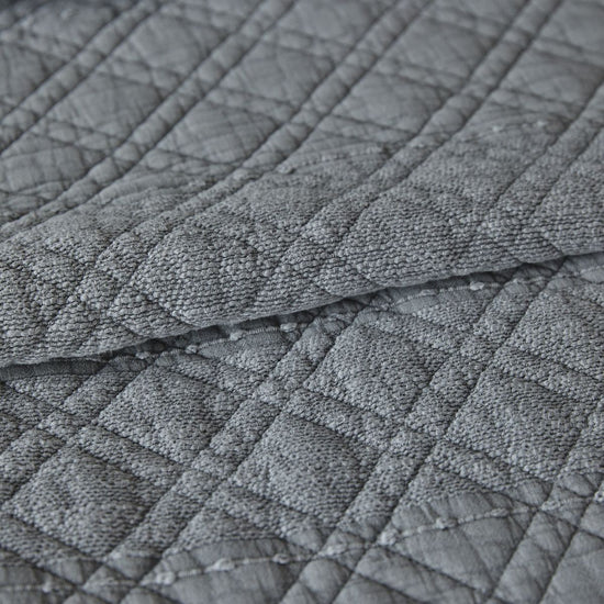 Detalle texturizado de cubrecama Manchester gris con patrón acolchado-gris
