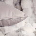 
                    
                      Almohada gris con funda de lino y relleno blanco esponjoso-
                    
                  