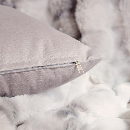 Almohada gris con funda de lino y relleno blanco esponjoso-