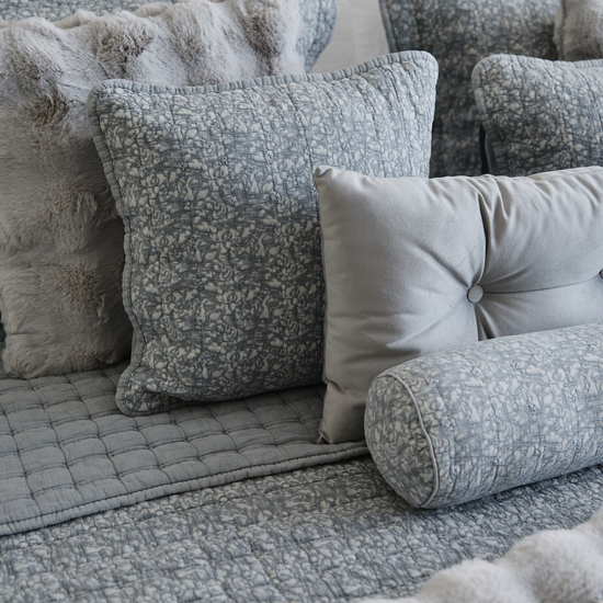 Cubrecama Leicester gris con almohadas decorativas y cojín cilíndrico-gris