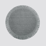 
                    
                      Individual redondo gris con textura tejida y flecos-
                    
                  