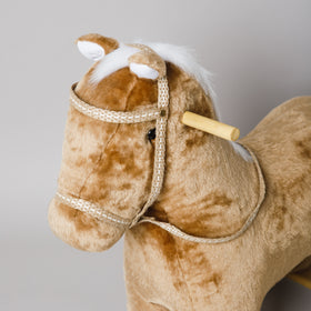 Juguete de peluche caballo marrón con blanco y arnés beige-marron