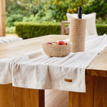 
                    
                      Camino de mesa blanco liso sobre cama madera con florero decorativo-natural
                    
                  