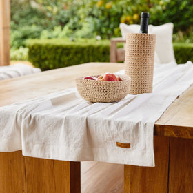 Camino de mesa blanco liso sobre cama madera con florero decorativo-natural