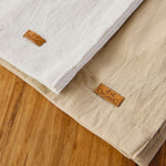 
                    
                      Camino de mesa beige con etiqueta orgánica en madera natural-natural
                    
                  
