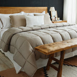 
                    
                      Edredón beige acolchado sobre cama con almohadas decorativas-beige
                    
                  